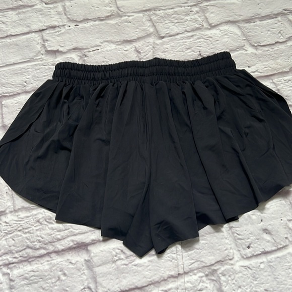 Women’s black flowy shorts phone pocket - Picture 5 of 6